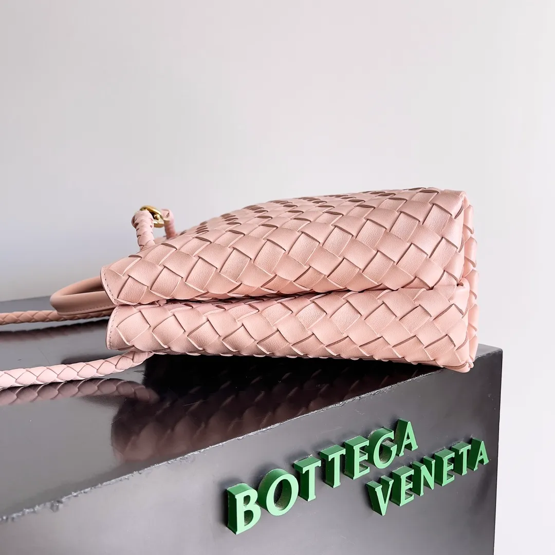 The 2023 new Andiamo batch of 2260 BV has been shipped‼ ️Really popular🔥The new Andiamo woven handbag launched by Bottega Veneta this season is really popular all over the world! ! Celebrities at home and abroad have worn it, and Oscar-winning actress Michelle Yeoh has taken it out on the street. Song Jia, Trai Yara, Yu Feihong, Sanji Ayaka, Rosie Hunting-Whiteley, Yoshioka Riho, etc. have all picked up this bag. It is classic and versatile, showing off its temperament, and the bag capacity is also large, which is very convenient for daily commuting! ! A variety of carrying methods, the shoulder straps can be adjusted by yourself, the original lambskin feels soft and delicate, and the neutral style is made to break gender boundaries and bring a more practical and long-lasting use experience. Andiamo, which has both elegant and casual styles, perfectly interprets the true appearance of "fashionable old money style". Style number: 743572 Size: 32*24*12